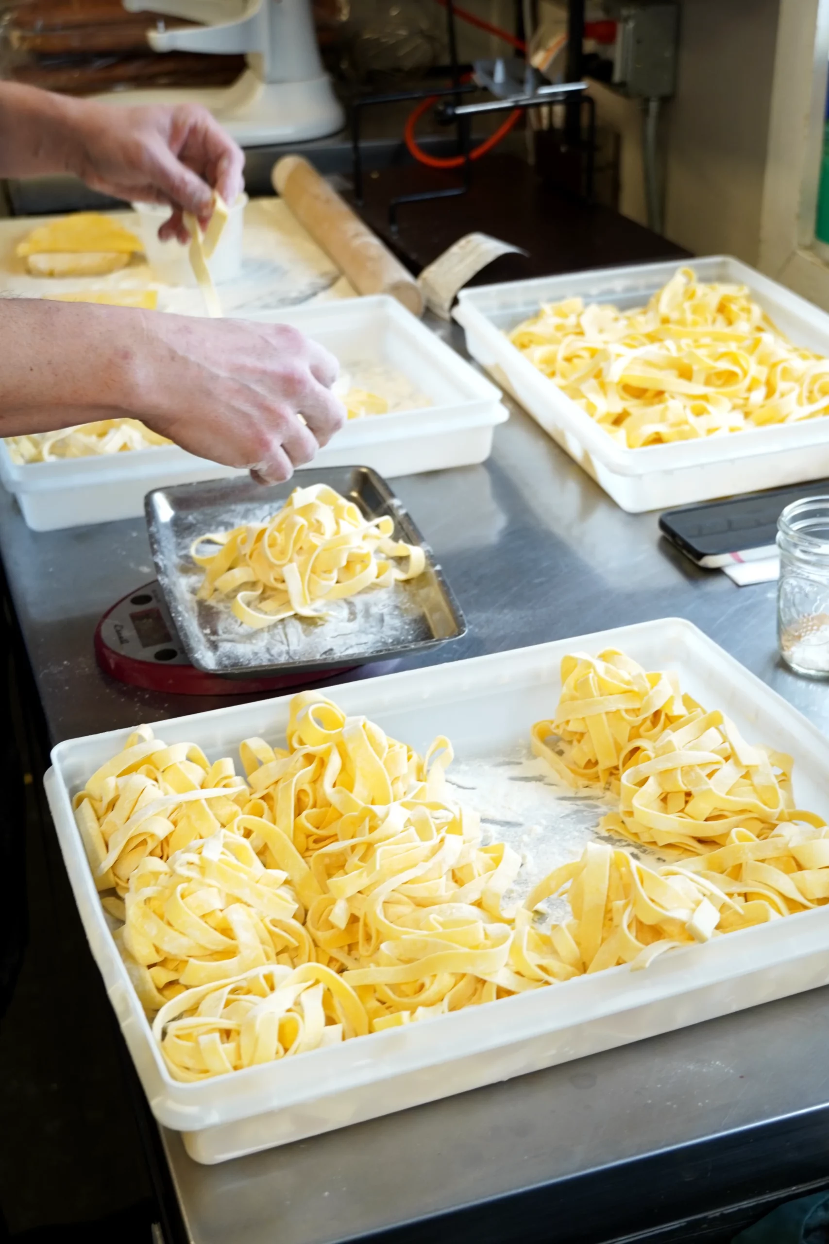 Tagliatelles fraîches maison en plateaux dans l’atelier Bellantoni à Lausanne