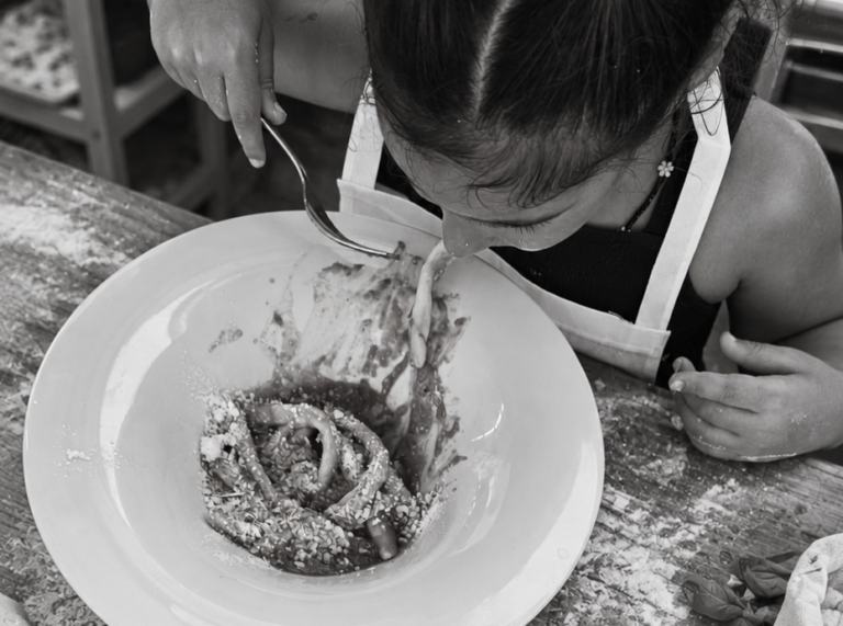Enfant dressant une assiette de pâtes fraîches